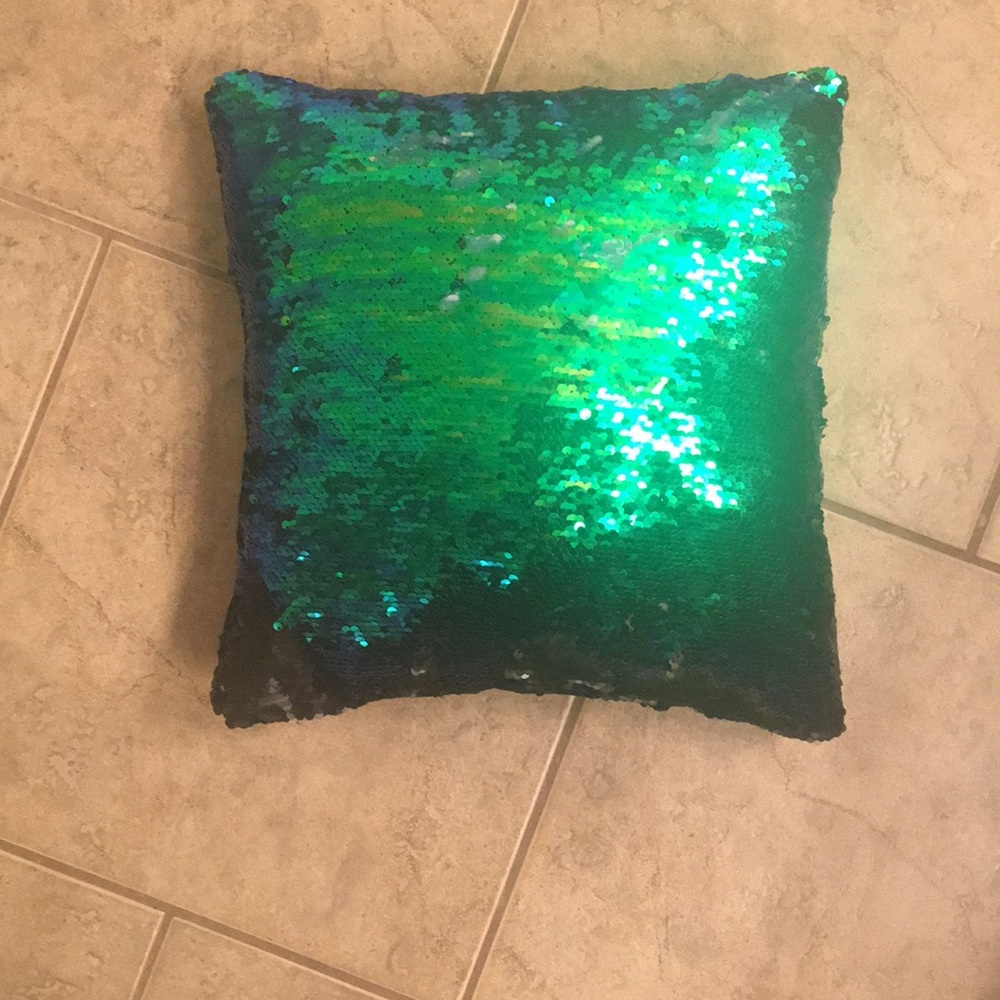 A changeable sequined pillow with a velvet back